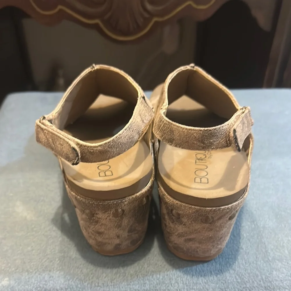 Tan Wedge Shoes with Slingback and Peep-Toe - Picture 5 of 6